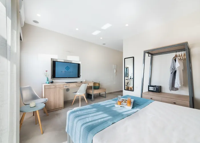 Отель Santorini Main Square Тира