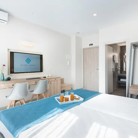 Santorini Main Square 3* Fíra